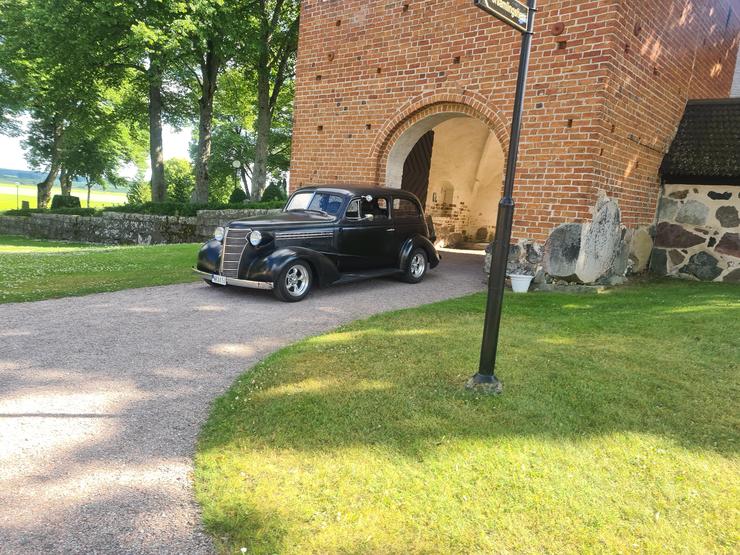 Chevrolet 1938 på dop i vendel kyrka.